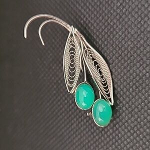 VINTAGE Silver Tone Filigree Leaf Brooch With Green Stones